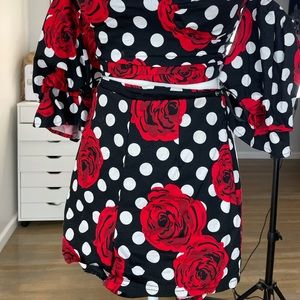 Two piece floral outfit. Crop top and short.